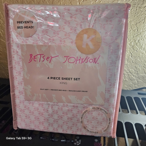 Betsey Johnson Pink Sheet Set - Picture 1 of 5